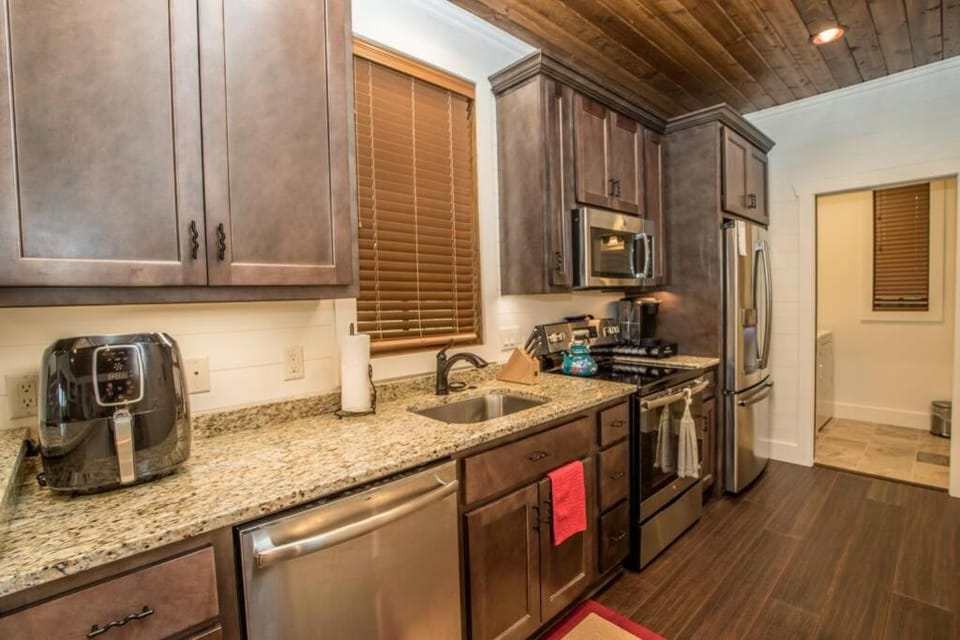 NEW FOREST COTTAGE W/GRILL & DECK:HIKE, FISH, GOLF Villa in Lake Glenville