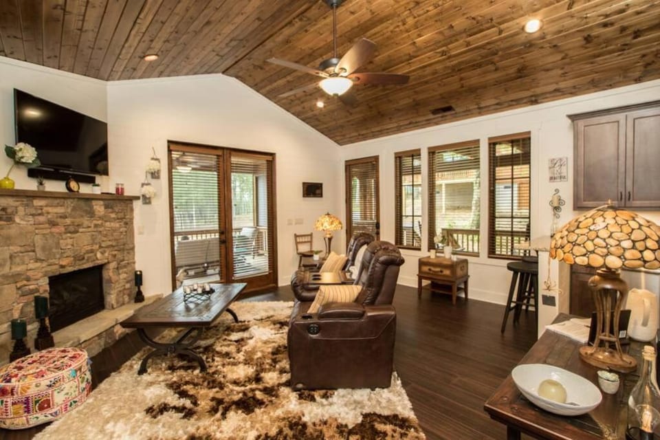 NEW FOREST COTTAGE W/GRILL & DECK:HIKE, FISH, GOLF Villa in Lake Glenville