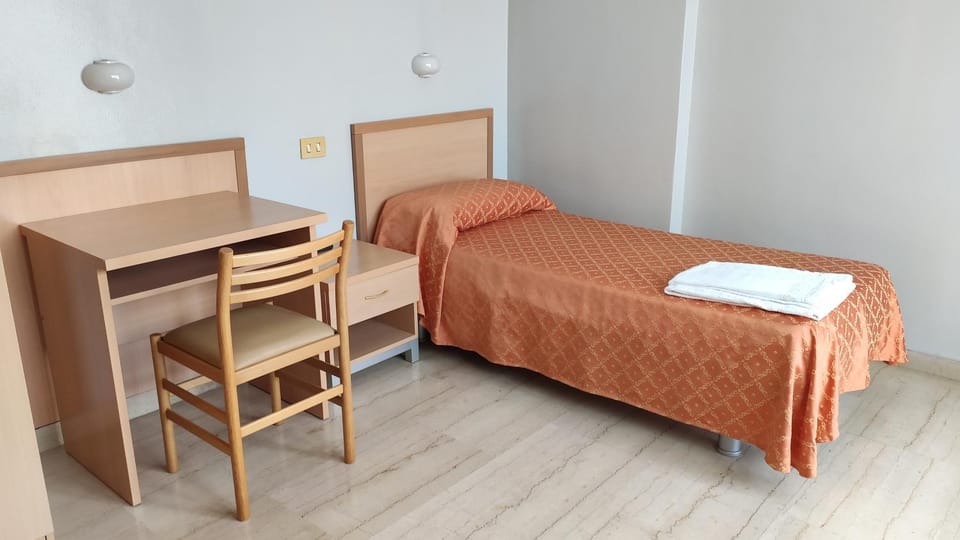Bedroom, towels