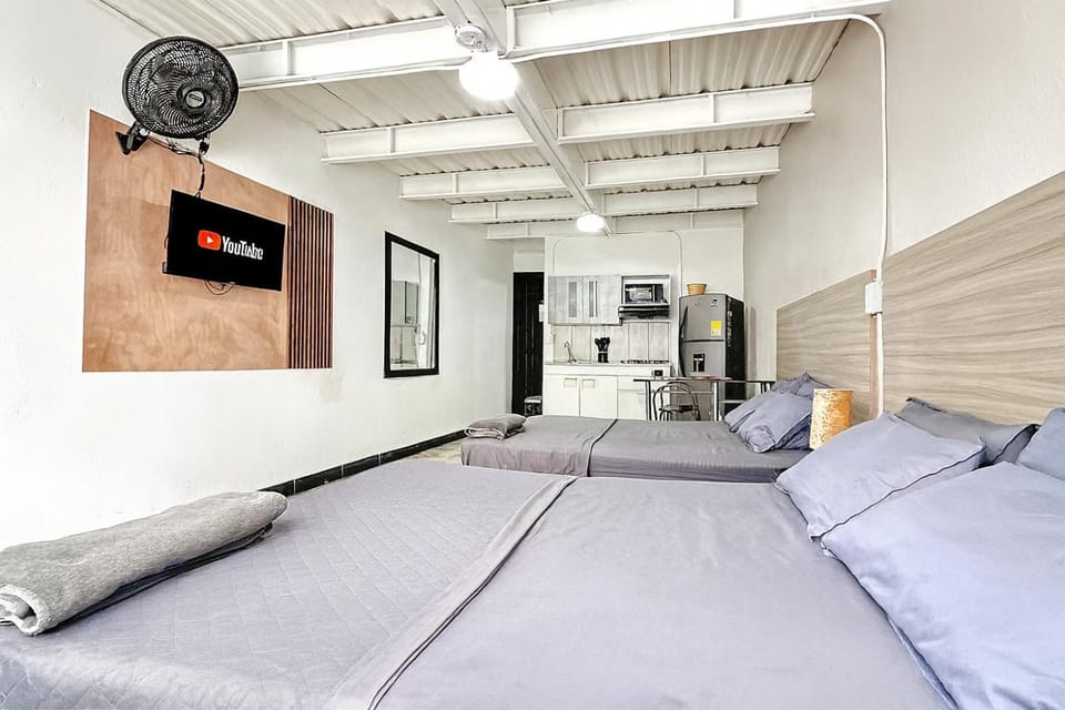Bed, TV and multimedia, Photo of the whole room, Bedroom