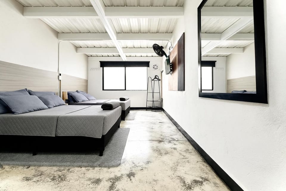 Bed, TV and multimedia, Photo of the whole room, Bedroom