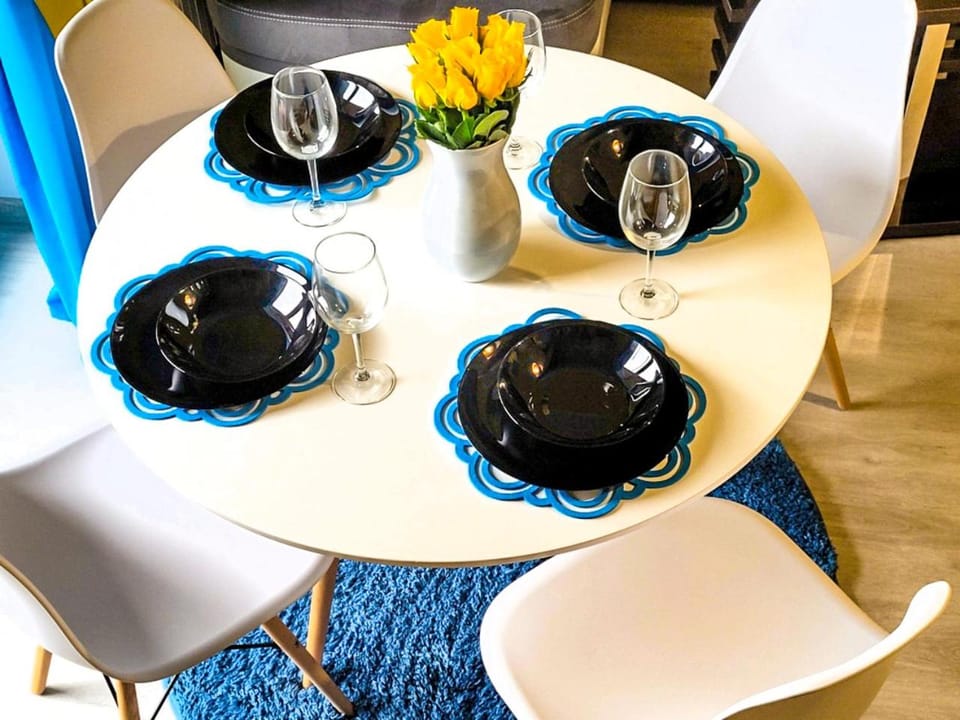 Living room, Food and drinks, Seating area, Dining area, Garden view, Meals, Alcoholic drinks, locker