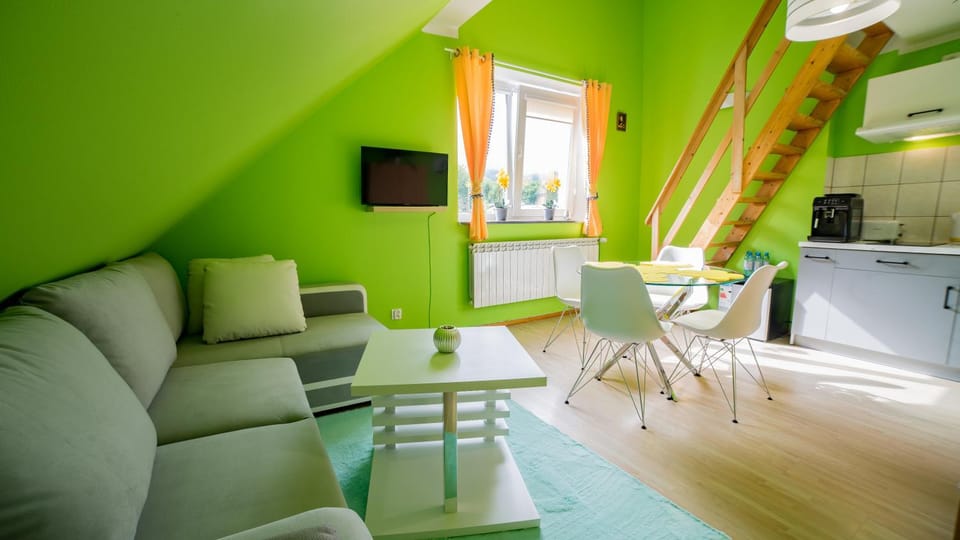 Spring, Bed, Day, People, TV and multimedia, View (from property/room), Living room, Food and drinks, Seating area, Dining area, City view, Garden view, Mountain view, Street view, Area and facilities, Meals, children, Family, Quiet street view, locker