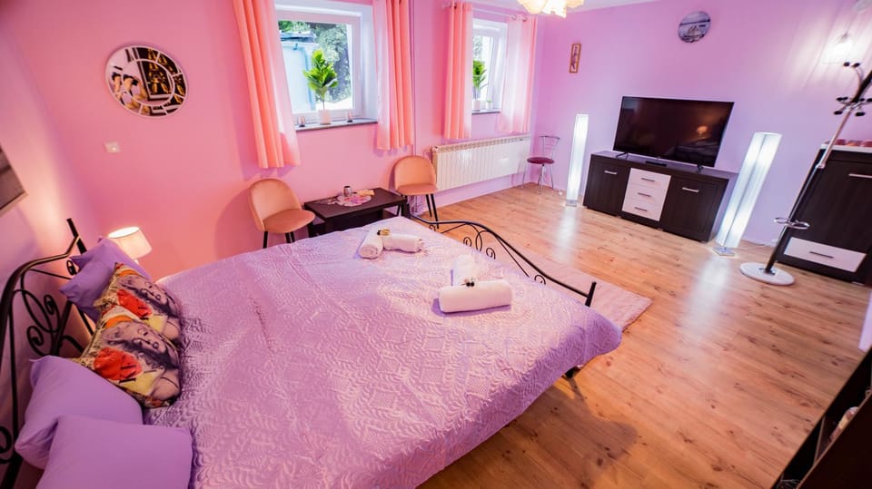 Bed, TV and multimedia, Other, Photo of the whole room, Seating area, Bedroom