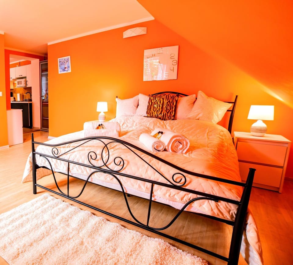 Bed, Day, TV and multimedia, Photo of the whole room, Decorative detail, Seating area, Bedroom, young children, older children, group of guests, hair dresser, locker, locker, towels, wardrobe, dryer