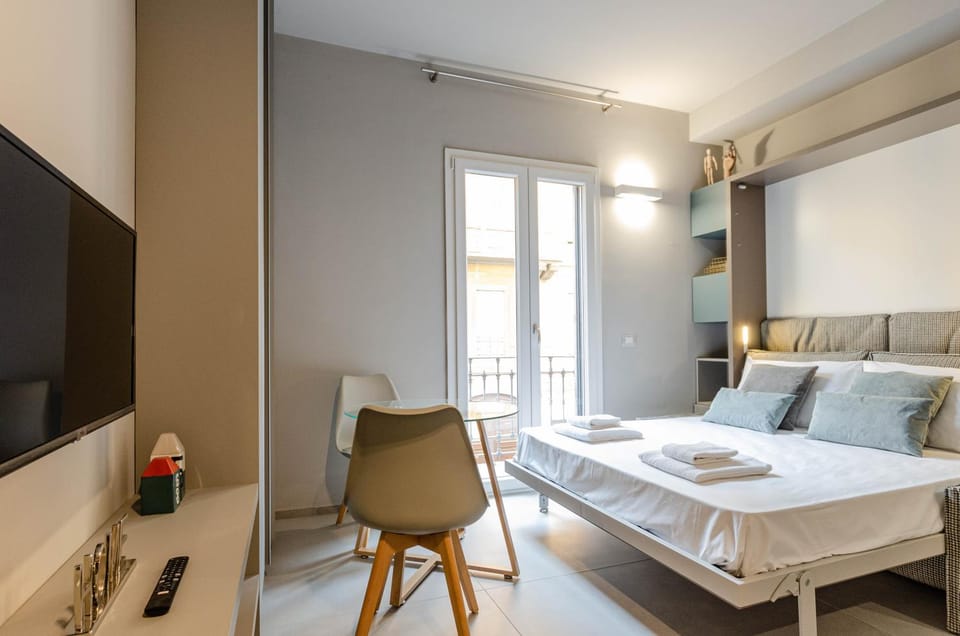 Bed, TV and multimedia, Photo of the whole room, Bedroom