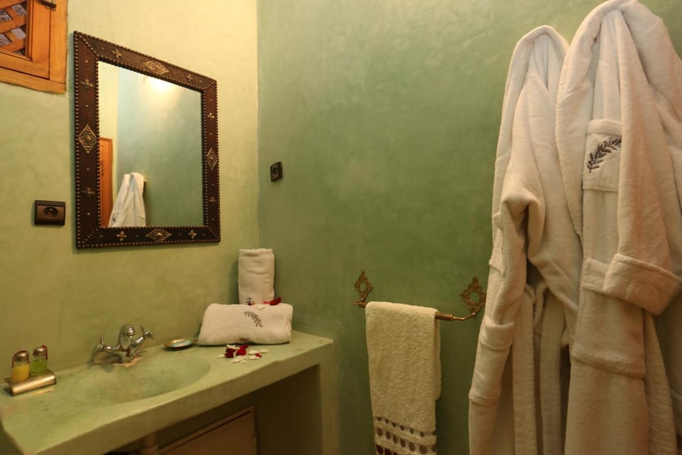 Nearby landmark, Restaurant/places to eat, Neighbourhood, Natural landscape, Bathroom, Coffee/tea facilities, Balcony/Terrace, Balcony/Terrace, Dining area, Bedroom, On site, City view, Garden view, Landmark view, Mountain view, Street view, Supermarket/grocery shop, Shopping Area, Swimming pool
