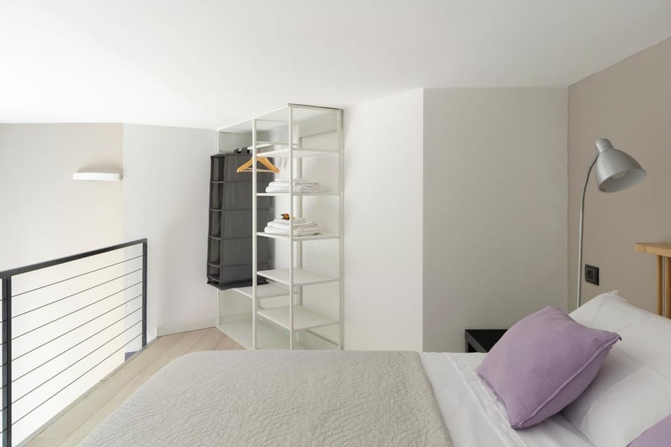 Photo of the whole room, towels, wardrobe
