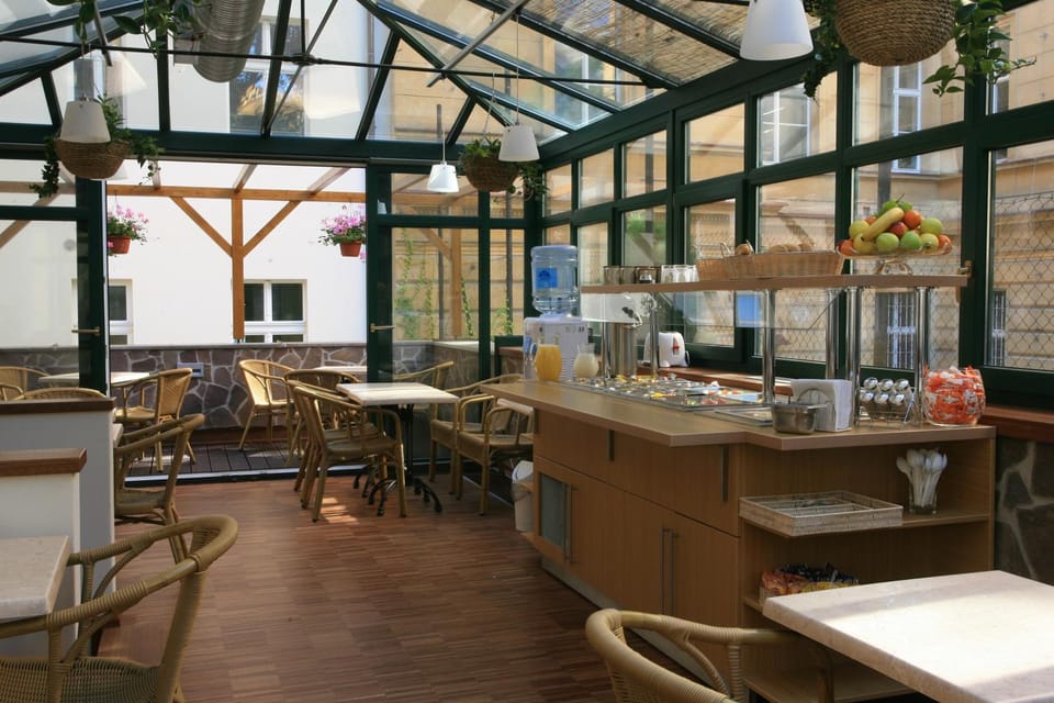 Restaurant/places to eat, Day, Continental breakfast