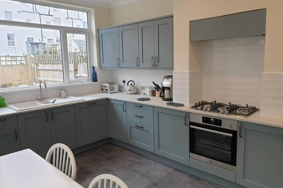 Kitchen or kitchenette, Dining area, dishwasher, pet friendly, stove