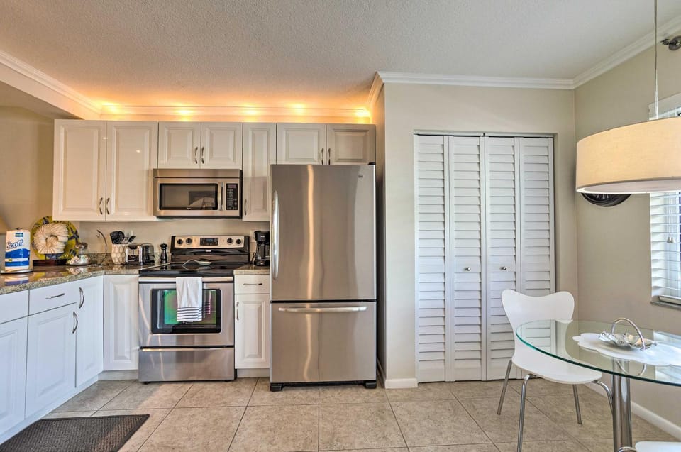 Jupiter Condo w/ Pool Access, Walk to Beach! House in Jupiter