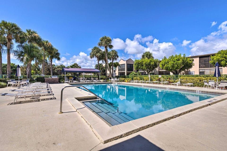 Jupiter Condo w/ Pool Access, Walk to Beach! House in Jupiter