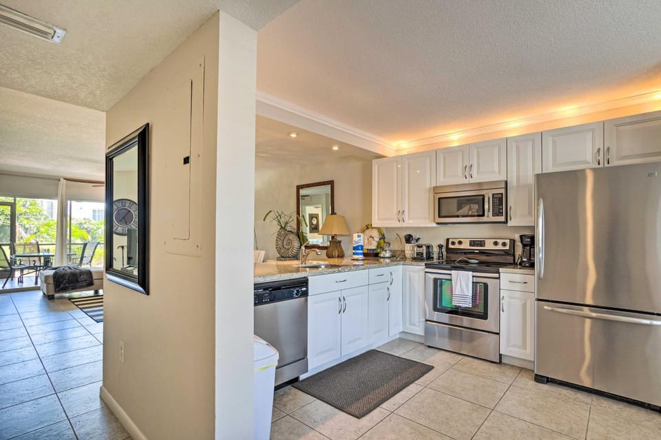 Jupiter Condo w/ Pool Access, Walk to Beach! House in Jupiter