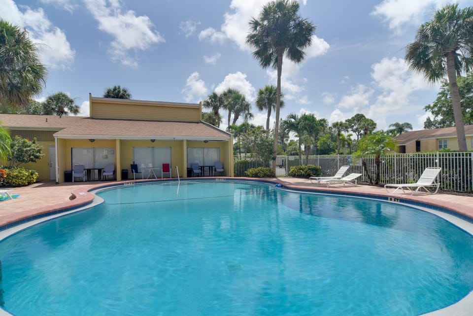 Sarasota Escape ~ 4 Mi to Siesta Key Beach! House in Gulf Gate Estates