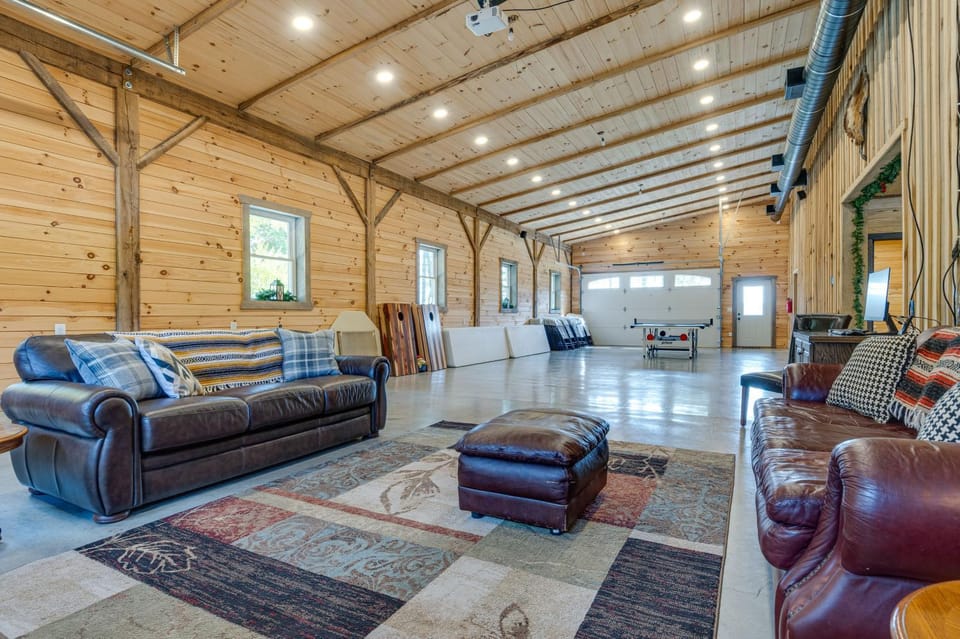 Eagle Crest Lodge - Large Group Getaway! House in Indiana