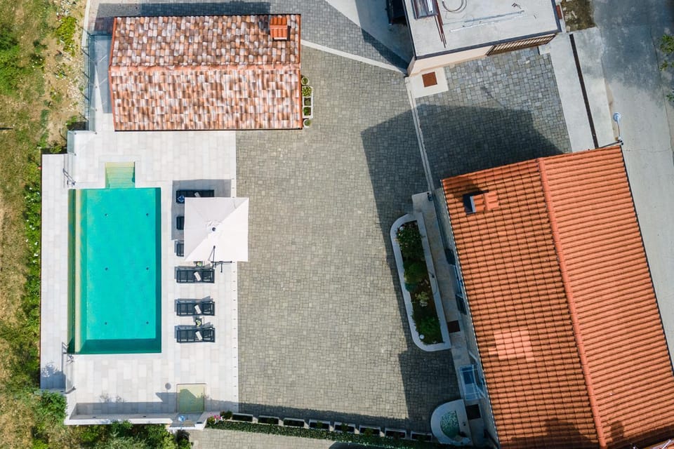 Bird's eye view, Floor plan