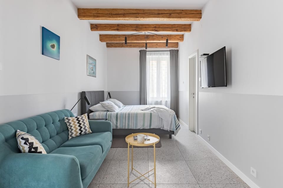 Communal lounge/ TV room, Bed, Food close-up, Day, Summer, TV and multimedia, Living room, Seating area, Beach, Evening entertainment, Bedroom, internet