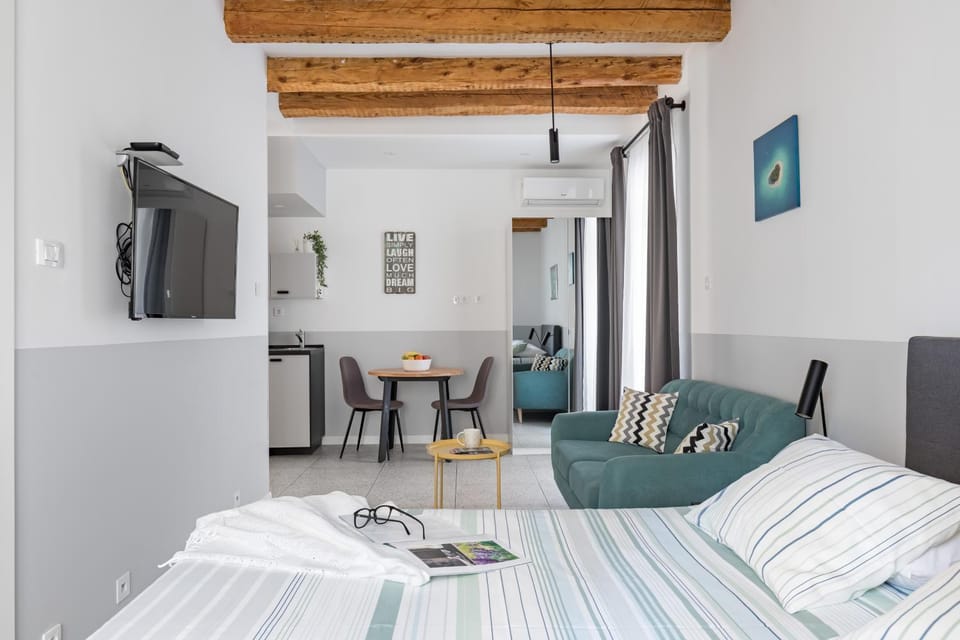 Bed, Food close-up, TV and multimedia, Living room, Photo of the whole room, Seating area, Beach, Bedroom, internet, air conditioner