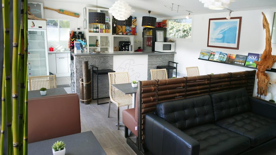 Communal lounge/ TV room, Library, Lobby or reception, Dining area, Pool view, minibar