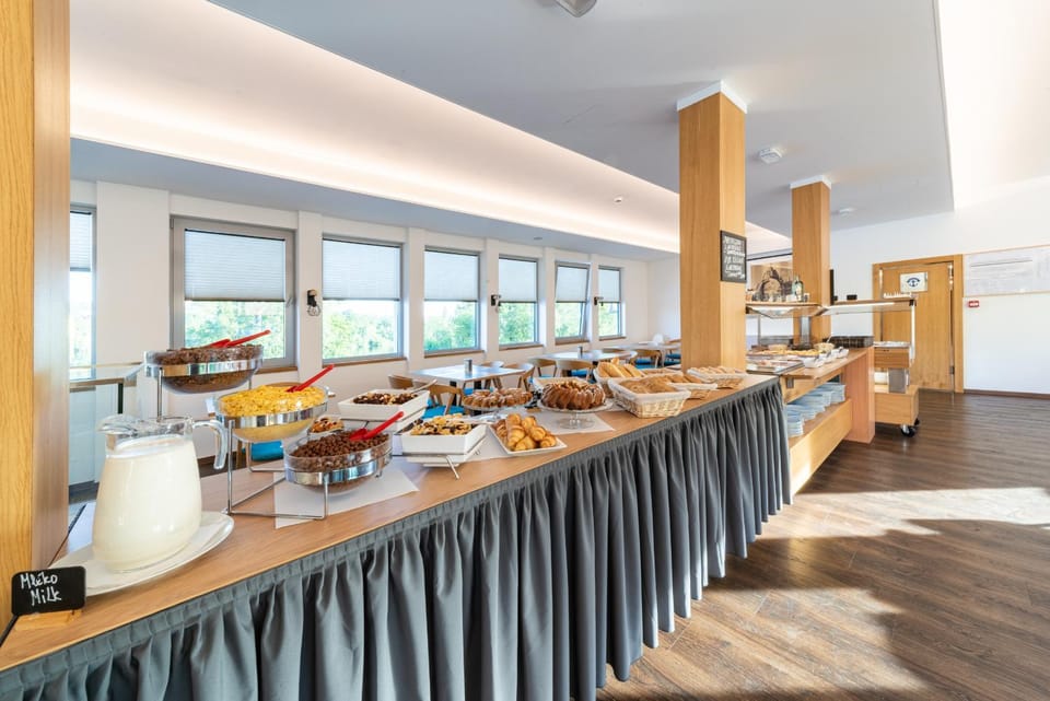 Restaurant/places to eat, Food and drinks, Banquet/Function facilities, Food, Breakfast, Continental breakfast, Buffet breakfast