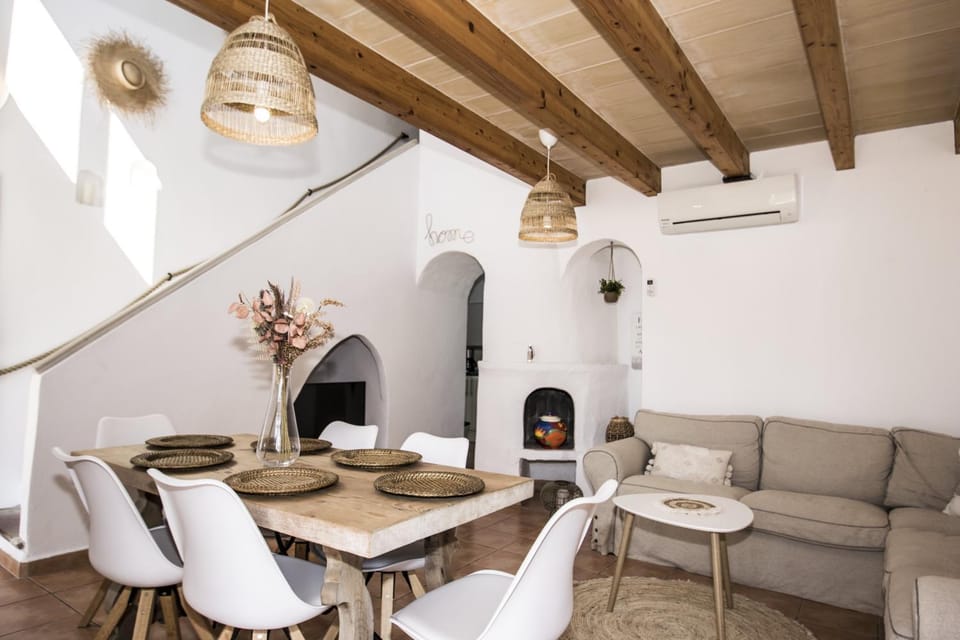 Seating area, Dining area, air conditioner