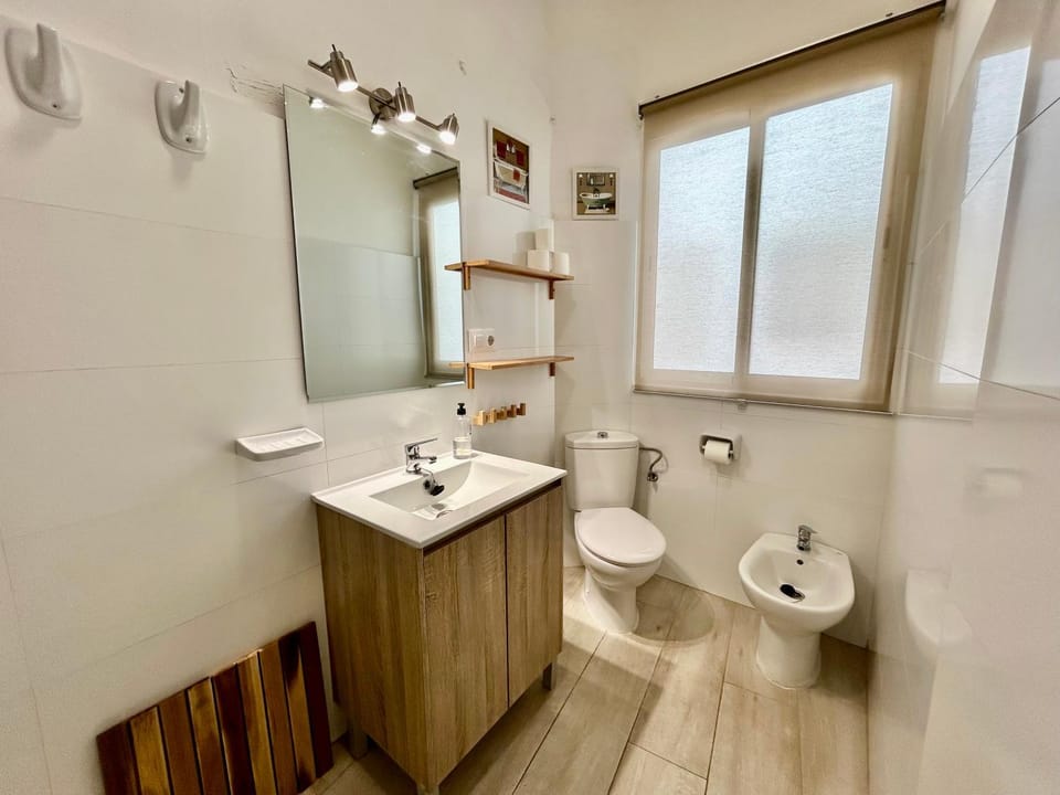 Acogedor apt 8pax 4Bdr 2Bth- CozyHomeSevilla2 Apartment in Seville