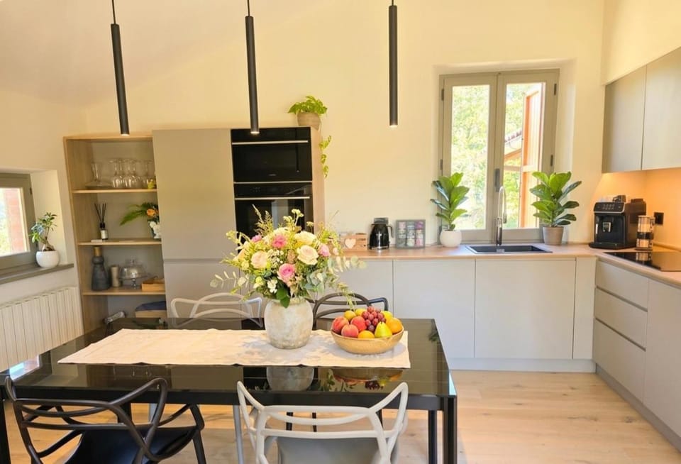 Coffee/tea facilities, Kitchen or kitchenette, Dining area, stove