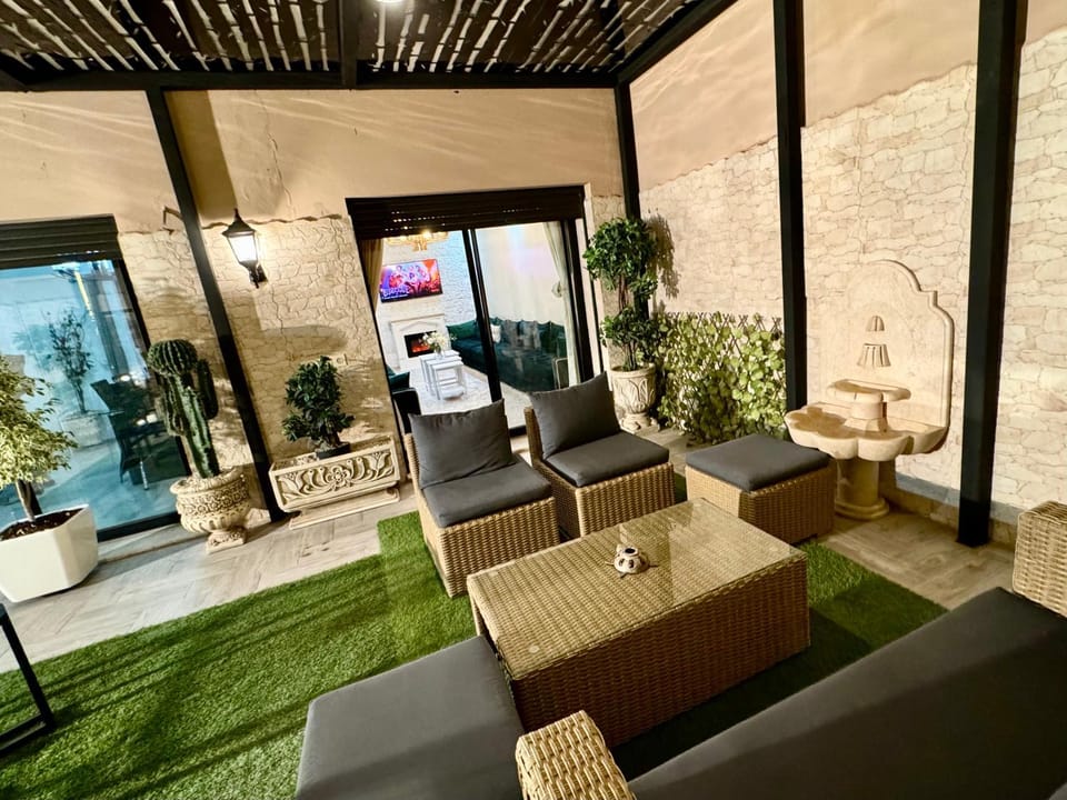 Living room, Seating area