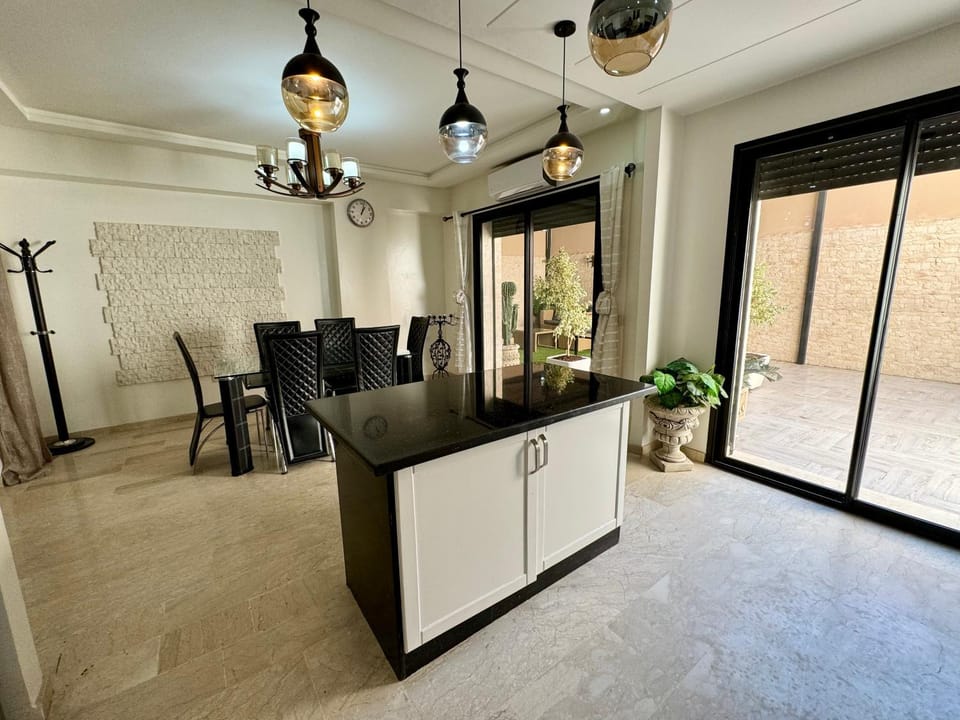 Seating area, Dining area