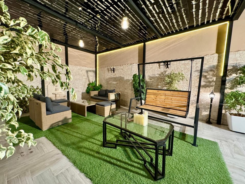 Patio, Day, Garden, Living room, Seating area