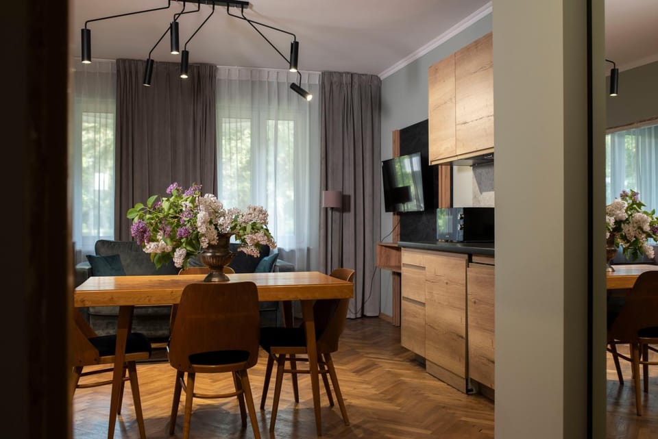 Communal lounge/ TV room, TV and multimedia, Kitchen or kitchenette, Dining area, locker, minibar, oven