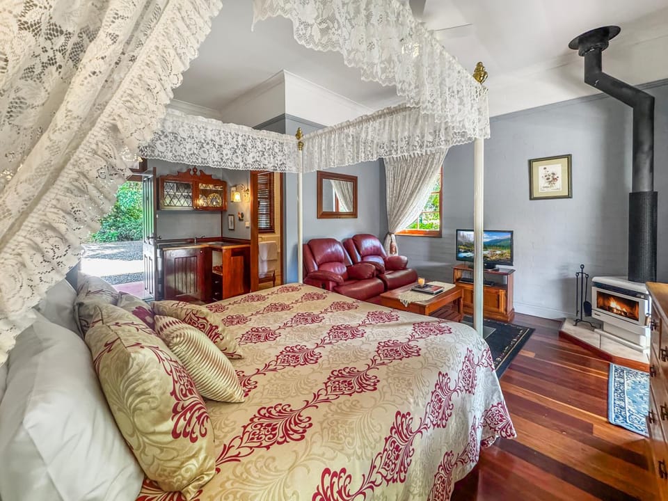 Bed, TV and multimedia, Coffee/tea facilities, Kitchen or kitchenette, Living room, fireplace, microwave, toaster