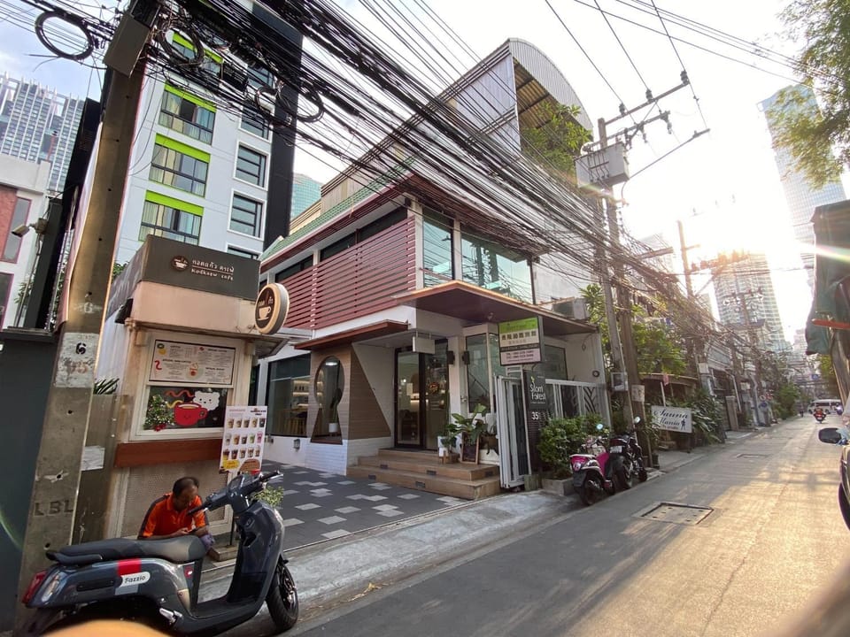 Property building, Day, Neighbourhood, City view, Street view, Location