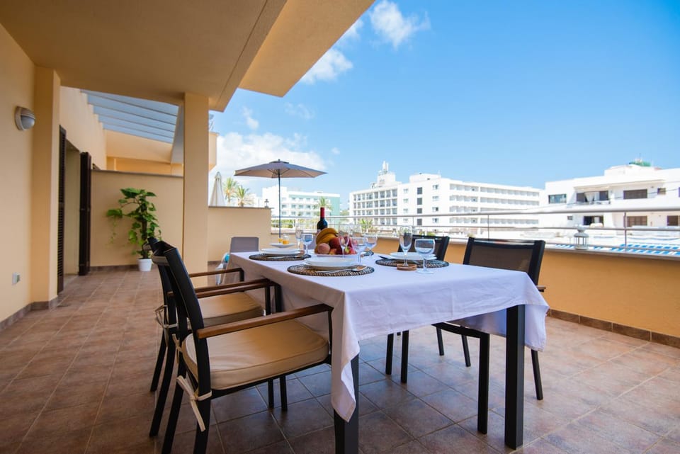 Property building, Balcony/Terrace, Living room