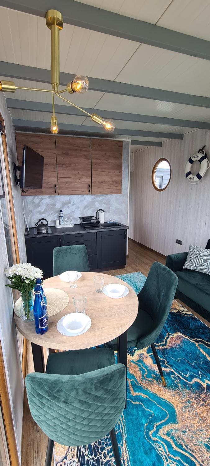 Kitchen or kitchenette, Living room, Seating area
