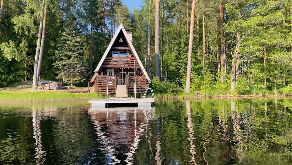 Saarjärve Väike Puhkemaja järve ääres Chalet in Estonia