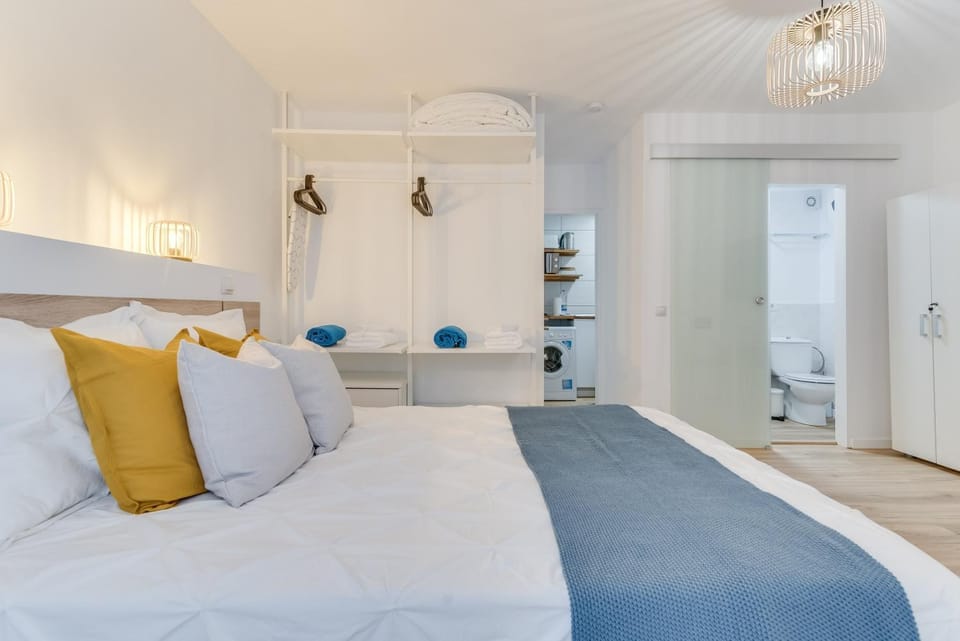 Bed, towels