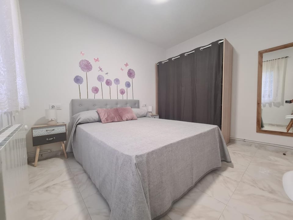 Photo of the whole room, Bedroom