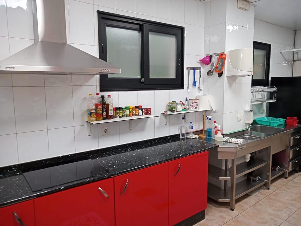 Kitchen or kitchenette, Communal kitchen, minibar, stove