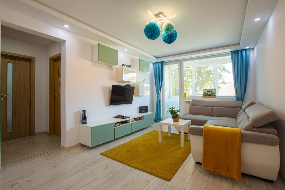 Communal lounge/ TV room, TV and multimedia, Living room, Seating area, Evening entertainment