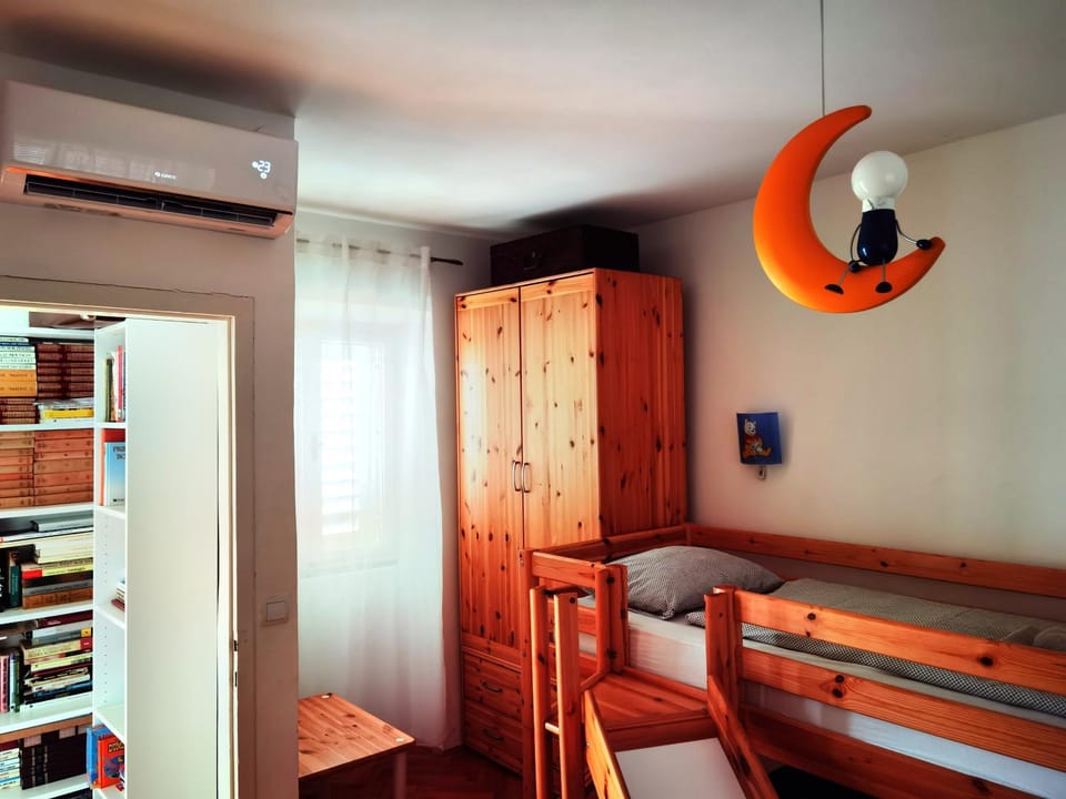 Bed, Bedroom, wardrobe, air conditioner