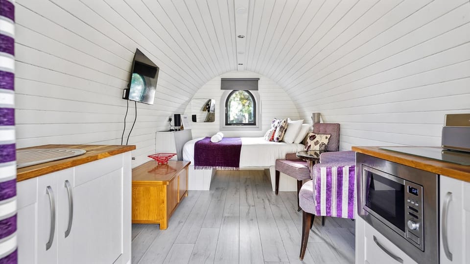 Property building, Bed, Kitchen or kitchenette, Bedroom