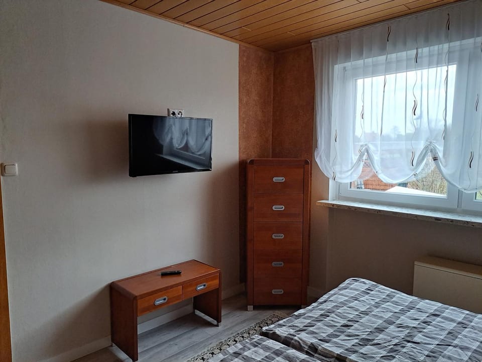 Bed, TV and multimedia, Photo of the whole room, Bedroom