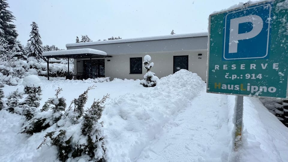 Property building, Winter, Parking