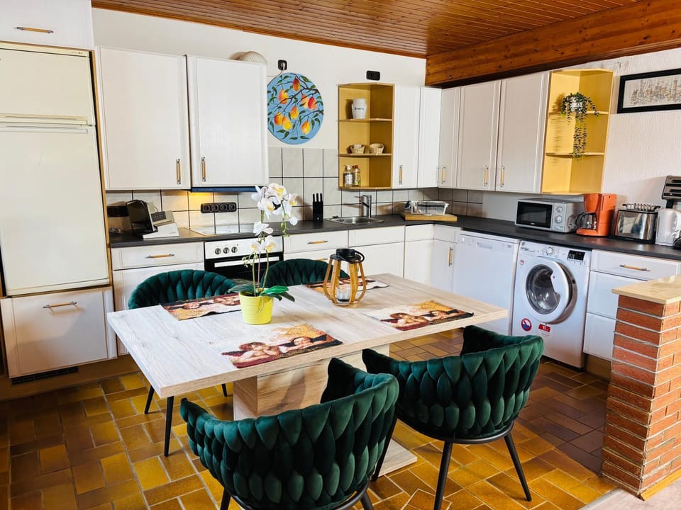 Coffee/tea facilities, Kitchen or kitchenette, Living room, Dining area, dishwasher, minibar, stove, toaster, washing machine, dryer