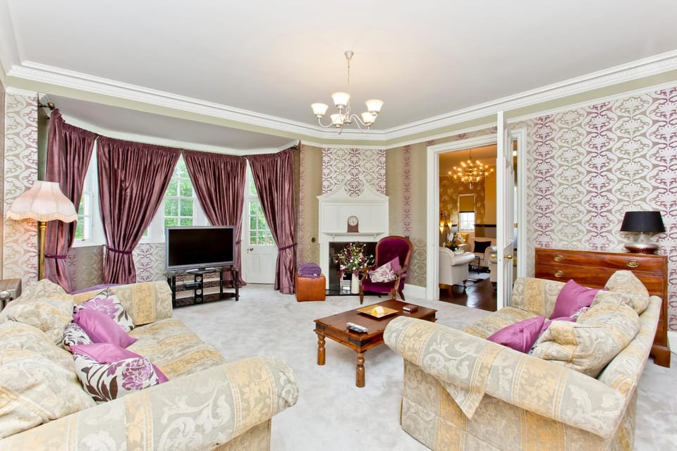 Luxury-3-bedroom Ramsay Garden Apartment next to Edinburgh Castle Apartment in Edinburgh