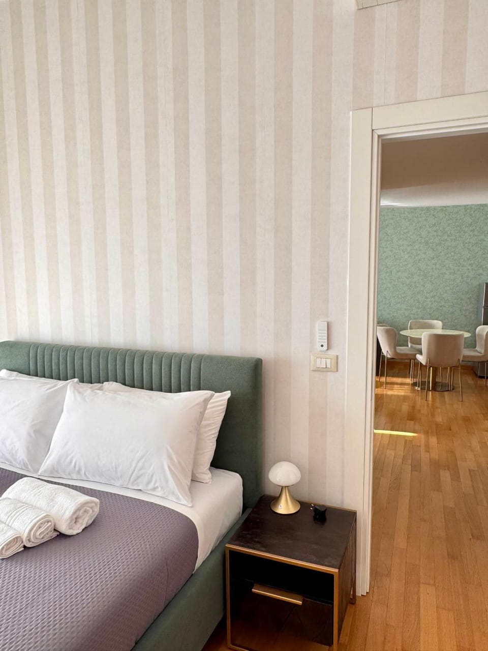Bed, Bedroom, towels