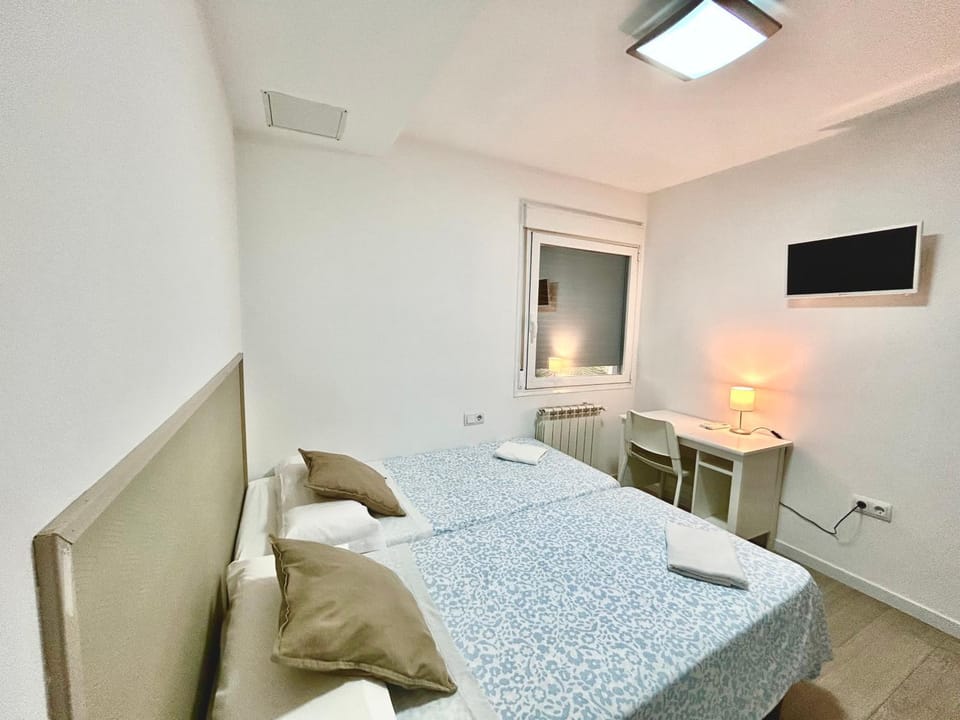 Bed, TV and multimedia, Photo of the whole room, towels, air conditioner