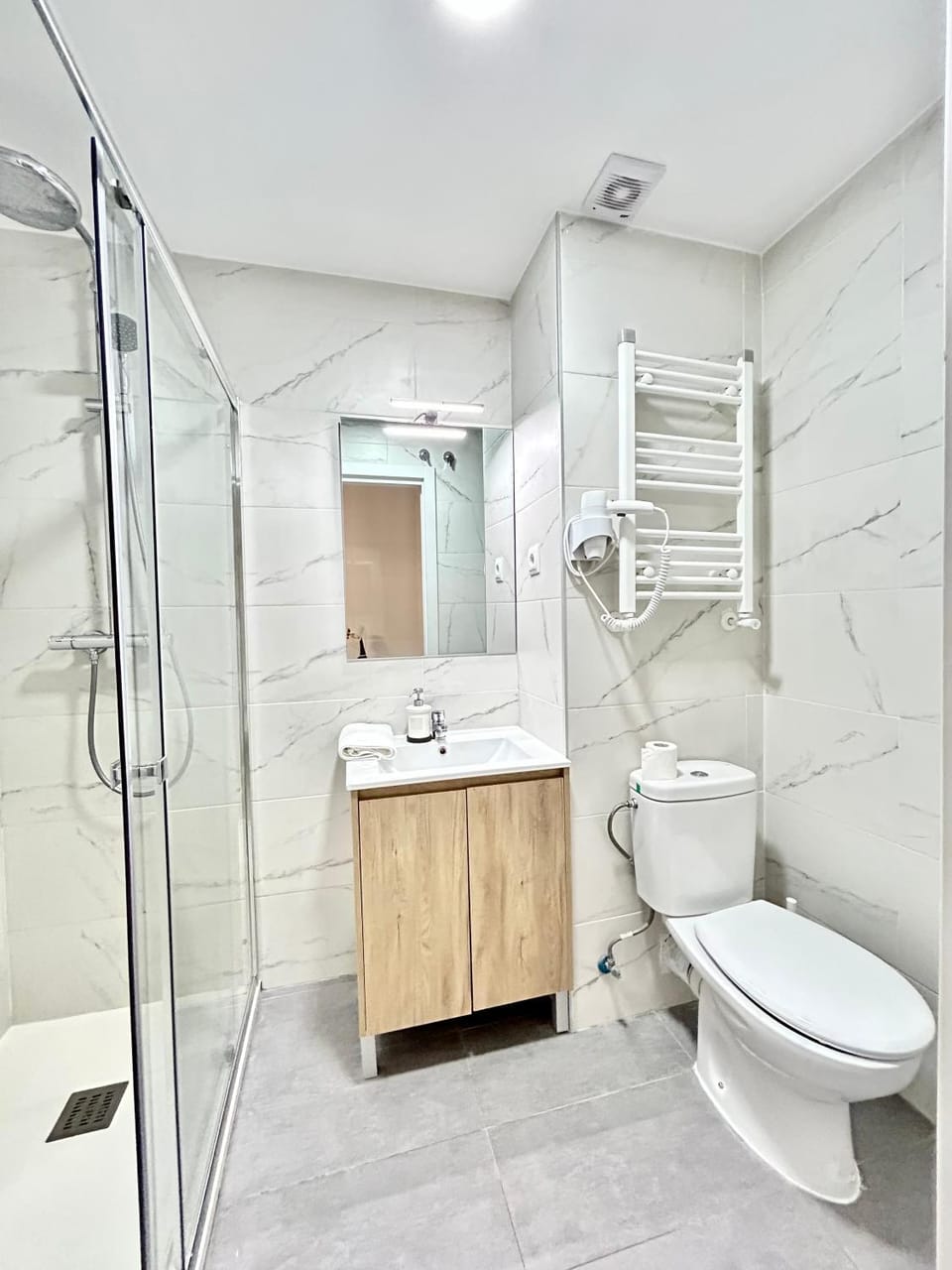 Shower, Toilet, Bathroom, towels