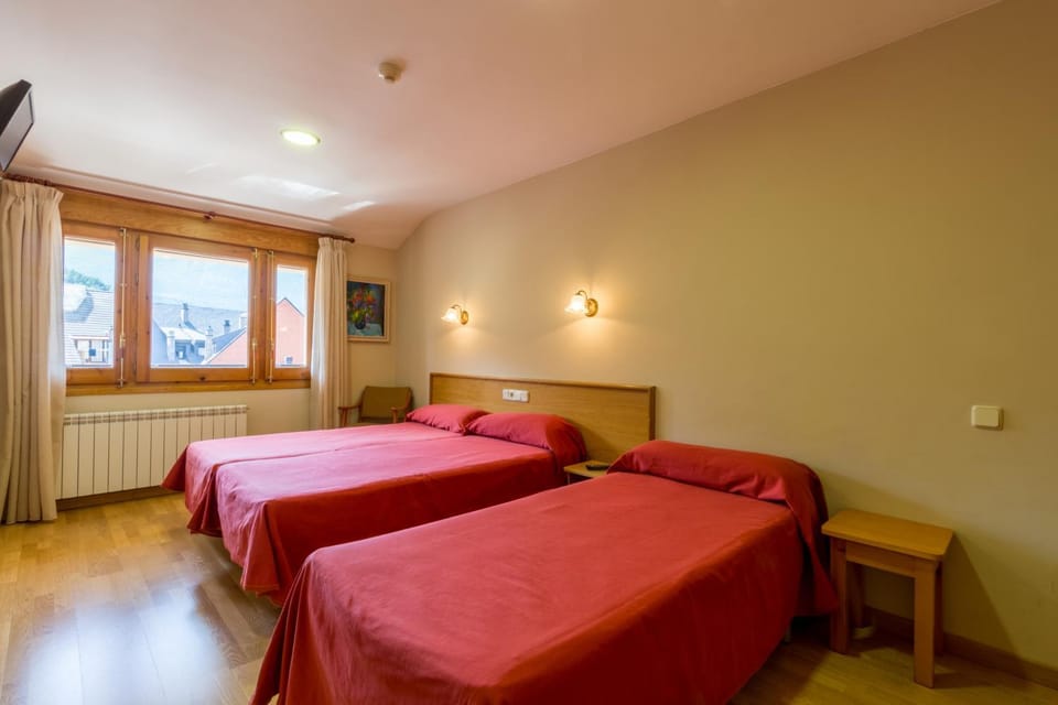 Bed, Day, Photo of the whole room, Decorative detail, Bedroom, City view, Mountain view, Street view